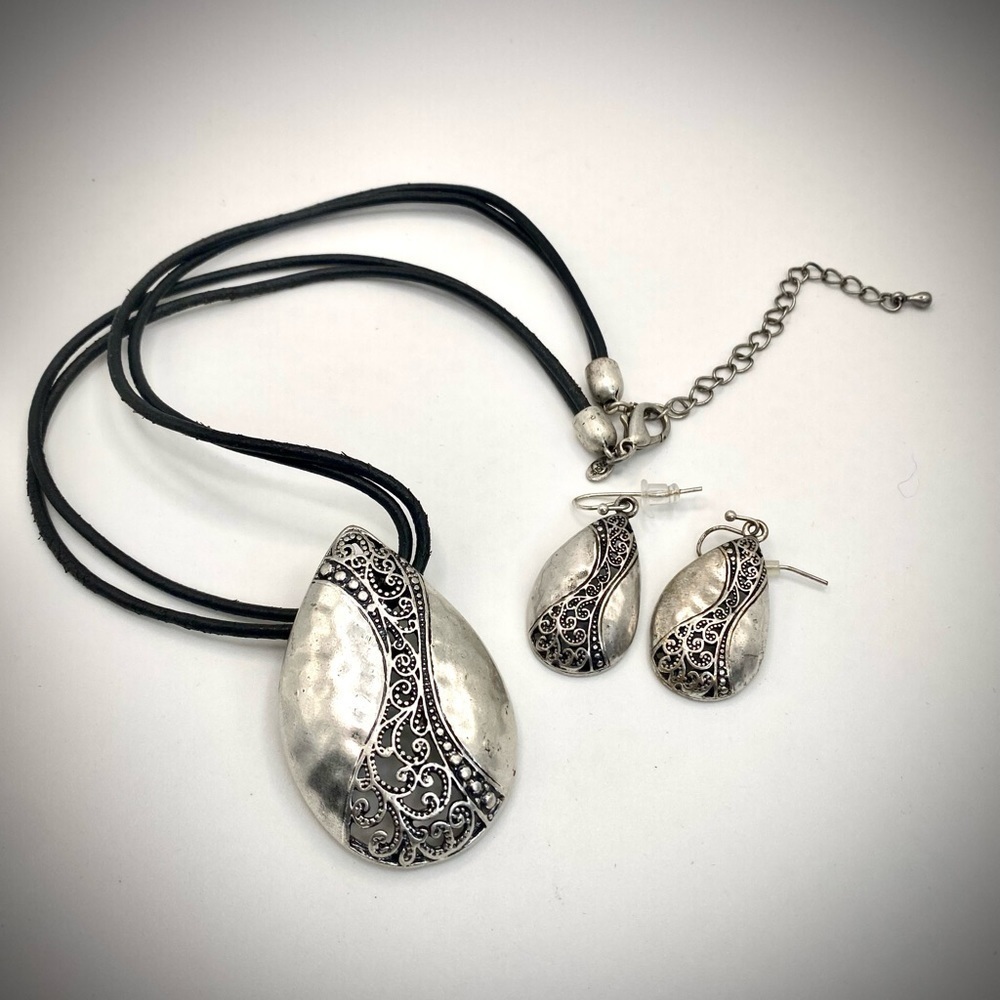 Premier Designs Silver Hammered Pendant 20” Cord Necklace with matching earrings